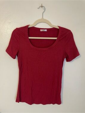 Red scoop neck fitted short sleeve shirt size medium Zeagoo